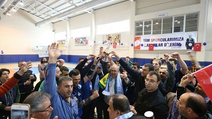 Adıyaman Belediyespor Hentbol Takımı: 42-26 :İzmir Karşıyaka Belediyesi Hentbol Takımı
