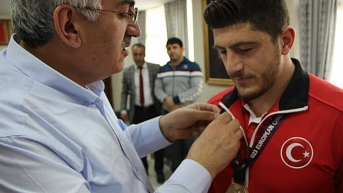 AK Parti İl Başkanı Öz, şampiyon güreşçiyi altınla ödüllendirdi
