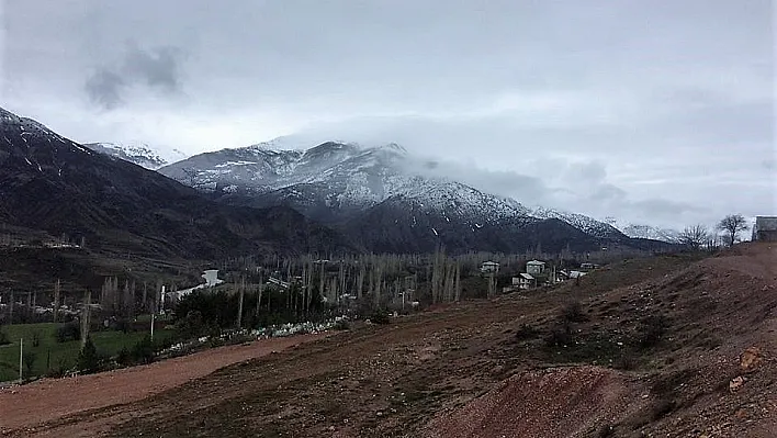 İspir'in yüksek kesimleri beyaza büründü
