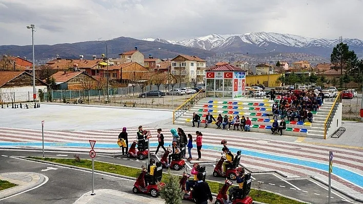 Öğrencilere uygulamalı trafik eğitimi veriliyor
