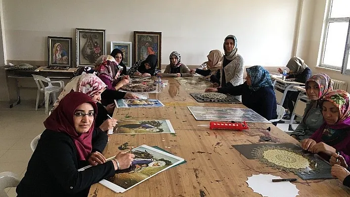 Rölyef kursları aile bütçesine katkı sağlıyor
