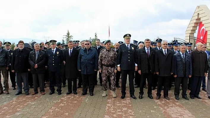 Sivas'ta polis şehitliğinde hüzünlü anma
