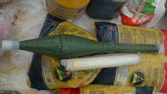 Teröristlerin sığınağındaki sandıktan anti tank roketi çıktı
