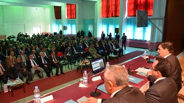 Vali Arslantaş, Refahiye'de muhtarlar ile bir araya geldi

