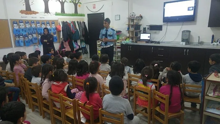 Minik öğrencilere trafik eğitimi verildi

