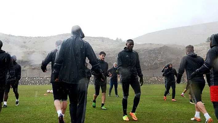 Evkur Yeni Malatyaspor yağmur altında çalıştı
