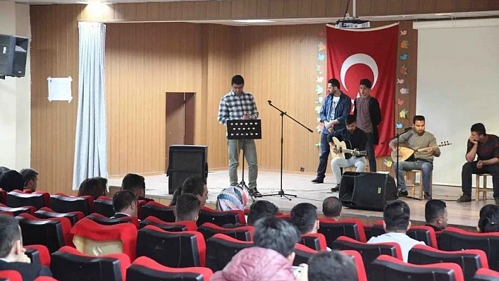 Kulplu öğrenciler polise moral programı düzenlendi
