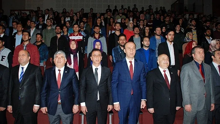 Vali Erin kariyer günlerinde üniversitesi öğrencileriyle buluştu
