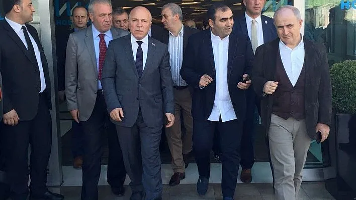 Başkan Sekmen İbrahim Erkal'ın doktorundan bilgi aldı
