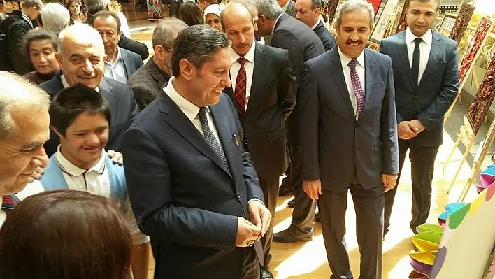 Engelli öğrencilerden el sanatları sergisi

