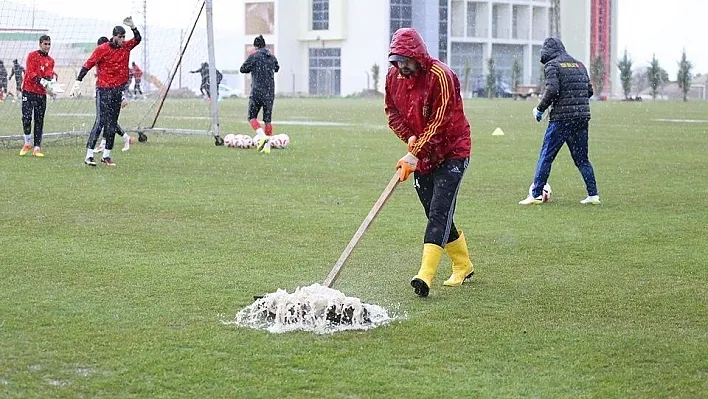 Evkur Yeni Malatyaspor yağmurda göle dönüşen sahada çalıştı
