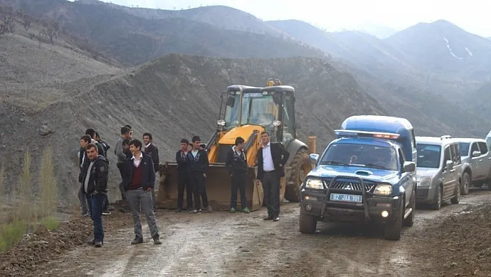 Selden zarar gören yolda vatandaşlar mahsur kaldı
