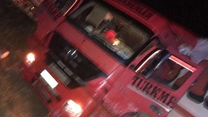 Yolcu otobüsü tıra arkadan çarptı: 10 yaralı
