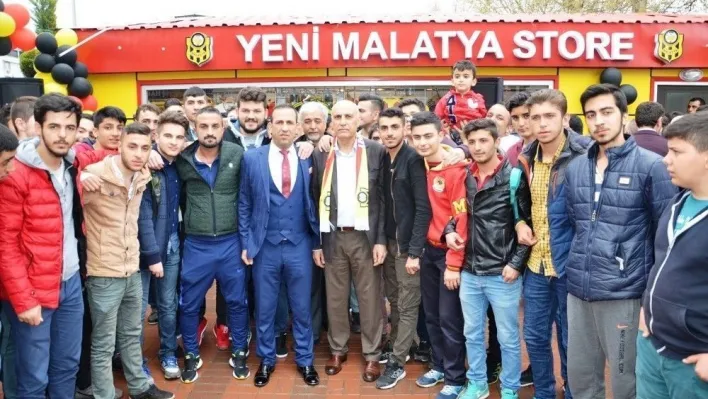 Evkur Yeni Malatyaspor'un lisanslı ürün satış mağazası açıldı
