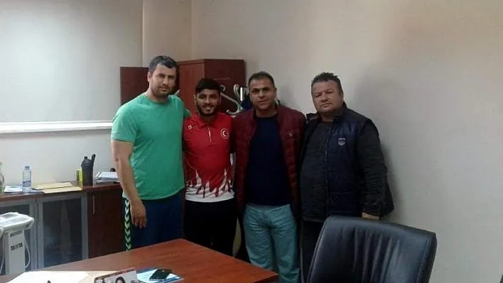 Adıyaman Belediyesi İşitme Engelliler Futbolcusu Milli Takıma davet edildi
