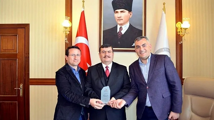 Kızılaydan, Vali Arslantaş'a kan bağışı desteği için teşekkür plaketi
