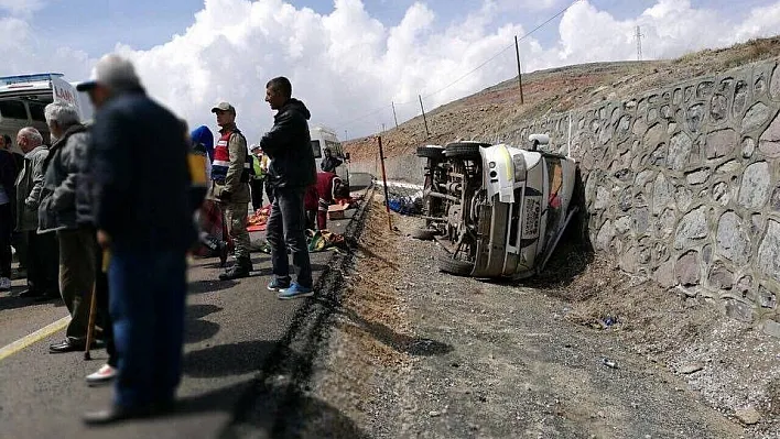 İşçileri taşıyan minibüs devrildi: 13 yaralı
