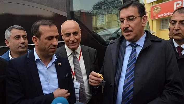 Bakan Tüfenkci yeni takım otobüsünün anahtarını teslim etti
