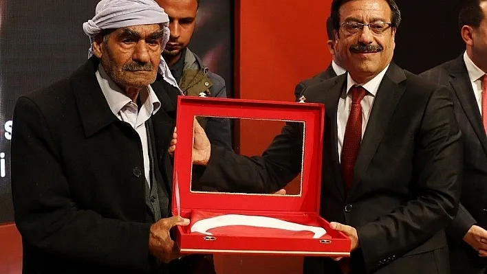 Başkan Atilla'dan şehit babasına Türk bayrağı
