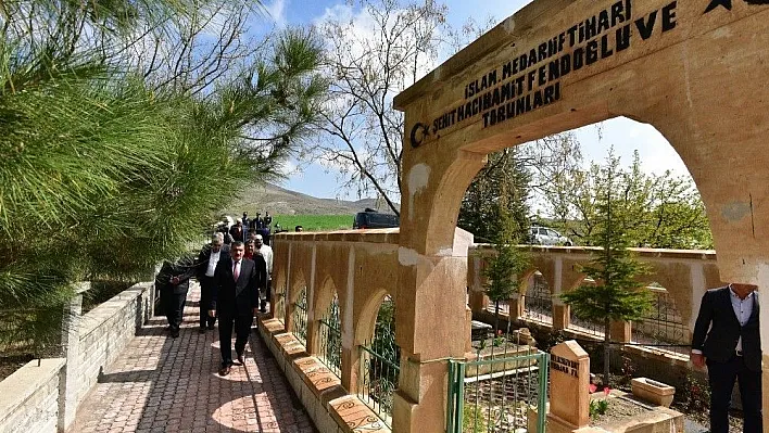 Başkan Gürkan, Hamit Fendoğlu'nun kabrini ziyaret ederek dua etti
