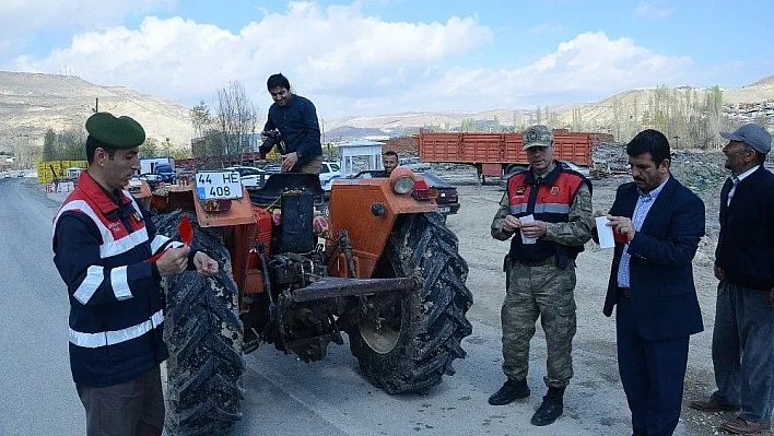 Darende'de sürücülere reflektör dağıtıldı
