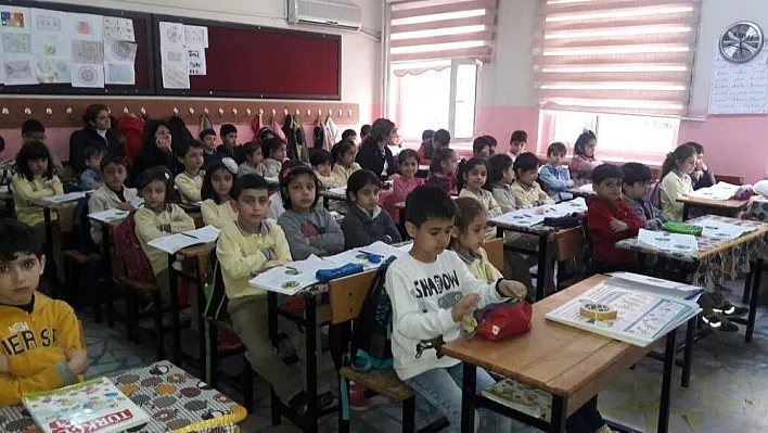 Öğrencilere gıda ve hijyen eğitimi veriliyor
