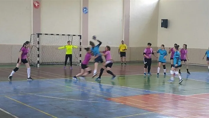 Bölgesel Hentbol müsabakasında galip Erzincan

