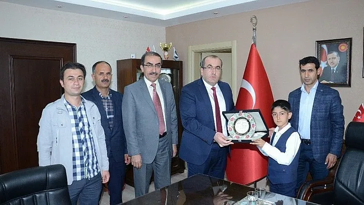 Darende'de makamlar çocuklara emanet edildi
