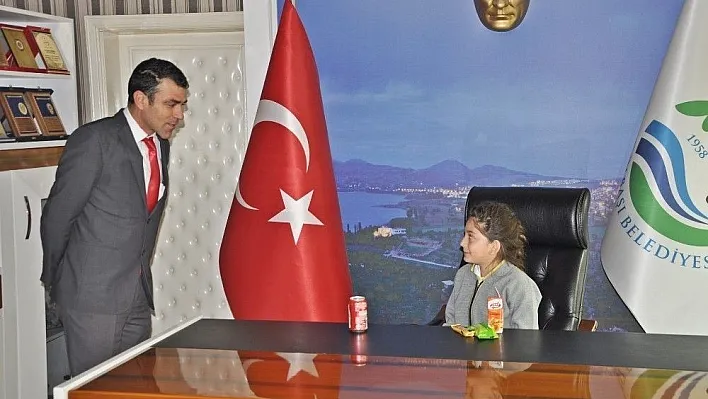 Gölbaşı Belediyesinde koltuklar koltuğunu çocuk başkan devretti
