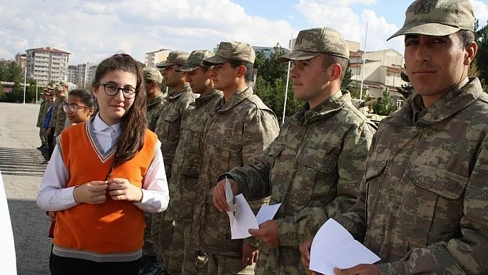 Öğrencilerden askerlere mektup
