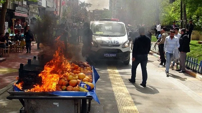 Zabıtaya sinirlenen seyyar satıcı tablasını ateşe verdi
