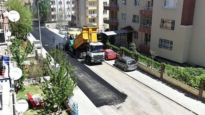 Başharık Mahallesinde sıcak asfalt çalışması yapıldı
