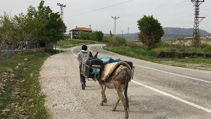 Heyelan nedeniyle eşek sırtında su taşıyorlar
