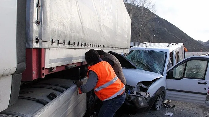 Erzincan'da panelvan tırın altına girdi: 2 yaralı
