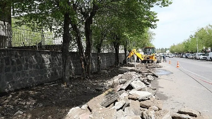 Hastaneler bölgesinde kaldırımlar yenileniyor
