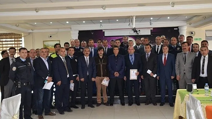 Başarılı polislere başarı belgesi verildi
