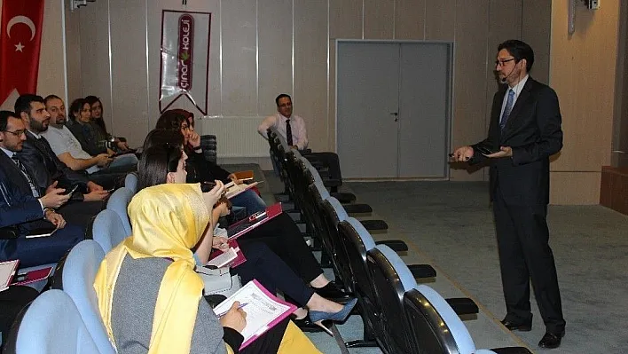 Çınar Kolejinde İngilizce öğretmenlerine konferans verildi
