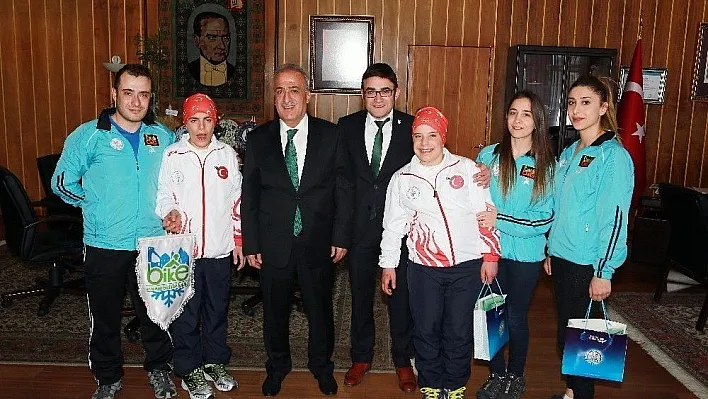 Özel Sporculardan Rektör Çomaklı'ya Ziyaret
