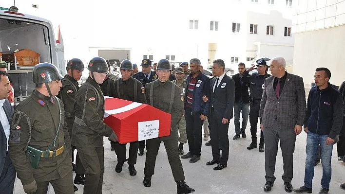 Şehidi Cezayir'den gelen babası karşıladı
