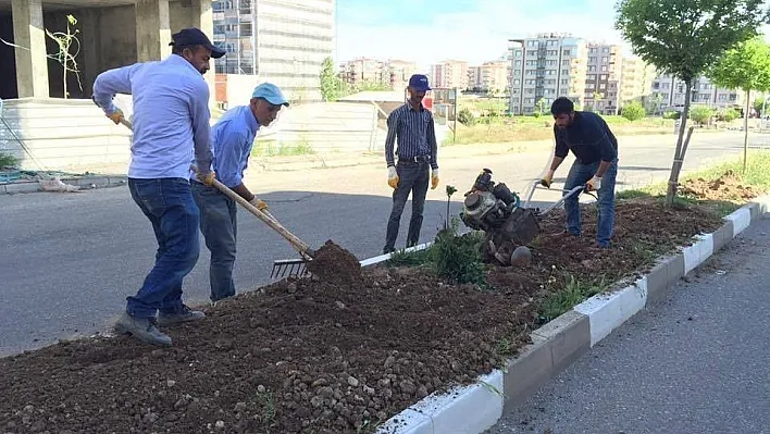 Kahta ilçesinde refüjler yenileniyor
