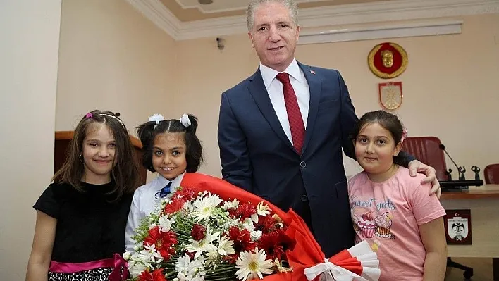 Minik öğrencilerden Vali Gül'e ziyaret
