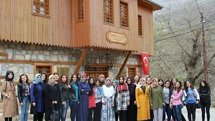 Öğrencilere Kemah-Kemaliye tarih ve tabiat gezisi
