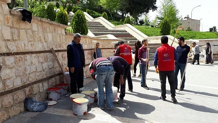 Adıyaman Kalesi duvarlarına yazılan kötü yazılar siliniyor
