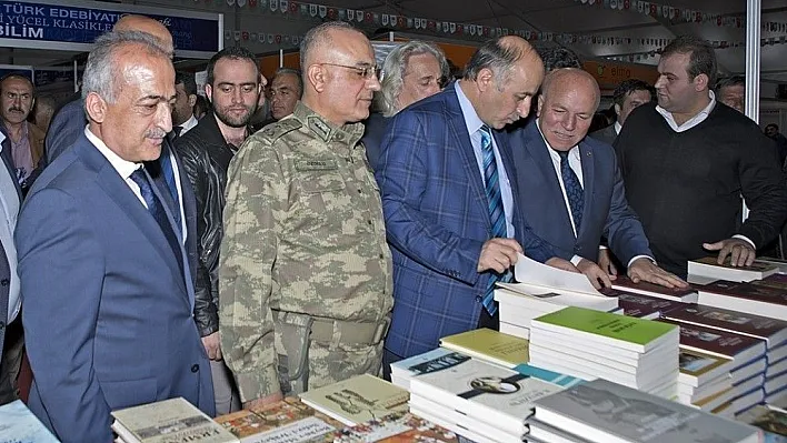 Rektör Çomaklı, Erzurum Kitap Fuarı'nın açılışına katıldı
