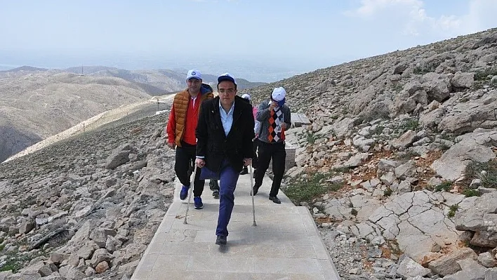 Engelliler Nemrut Dağına zorlu tırmanış gerçekleştirdi

