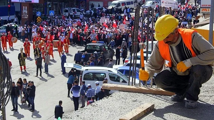 Hak-İş 1 Mayıs'ı binlerce katılımcıyla Erzurum'da kutladı
