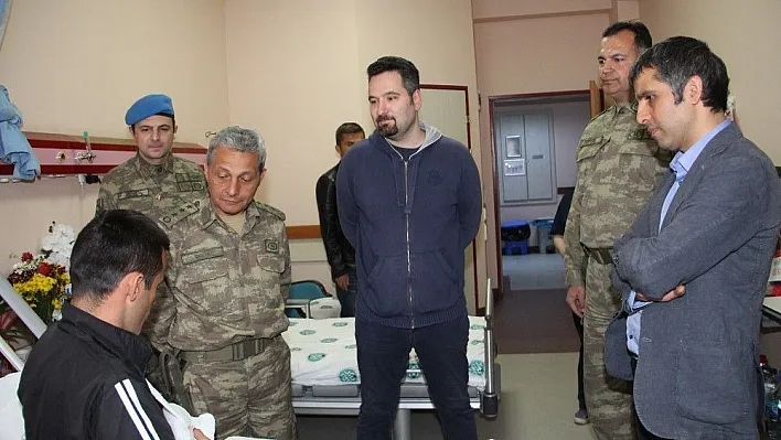 Jandarma Albay Çelik, yaralı askeri ziyaret etti
