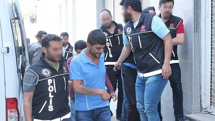 Adliyeye sevk edilen uyuşturucu tacirleri gazetecilere saldırdı
