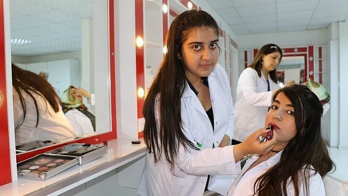 Genç kızlar, evlilikten önce ayakları üzerinde durmayı hedefliyor
