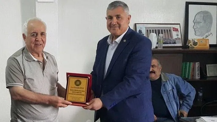 Kahta Ziraat Odasından ziraat mühendisine teşekkür plaketi
